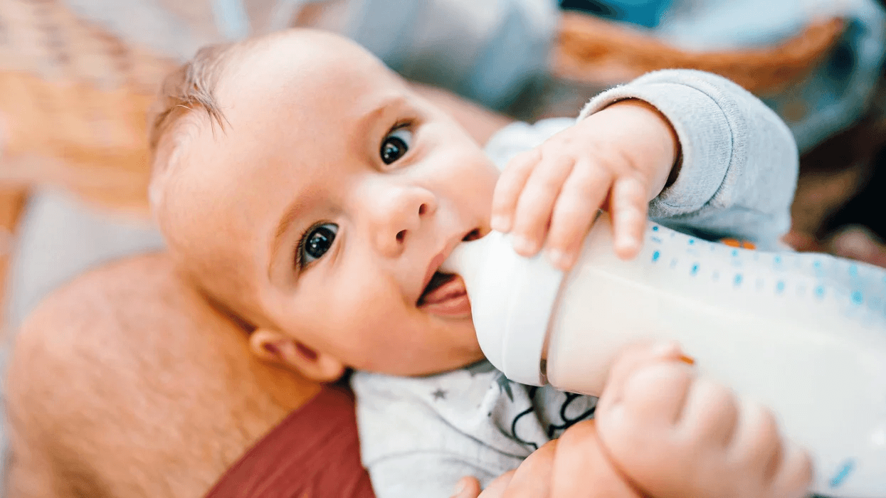 baby-with-bottle-best-bottles-for-breastfed-babies